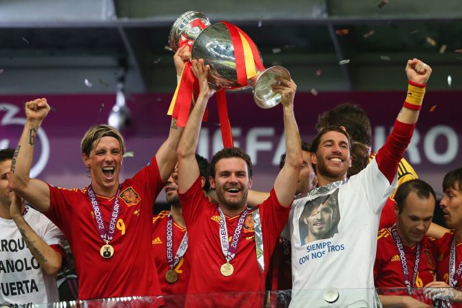 España ganó las Eurocopas del 2008 y 2012. Torres anotó en ambas finales ante Alemania e Italia.