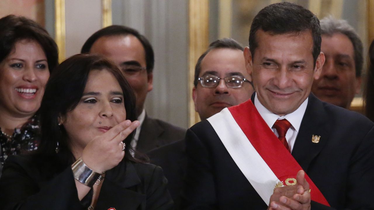 Peruvian President Ollanta Humala (R) applauds next to his new Prime Minister Ana Jara (L) --outgoing Minister of Labour-- during the swearing-in ceremony in Lima on July 22, 2014. AFP PHOTO (Photo credit should read STR/AFP/Getty Images)