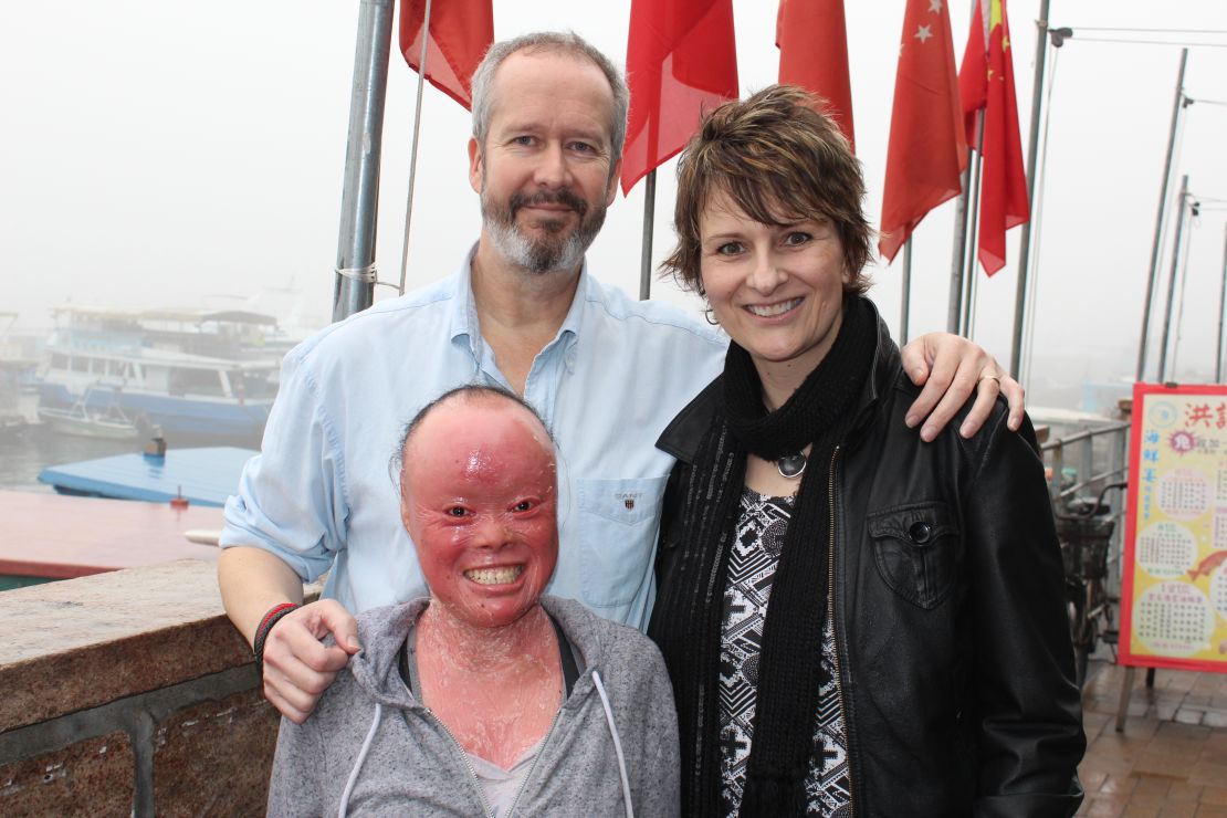 Mui Thomas with her parents
