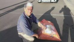 pkg man found bag of cash on road_00012420.jpg