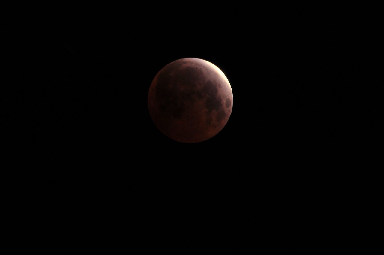 Una encendida luna de sangre se ve desde San Clemente, California, en las primeras horas de la mañana del 4 de abril.