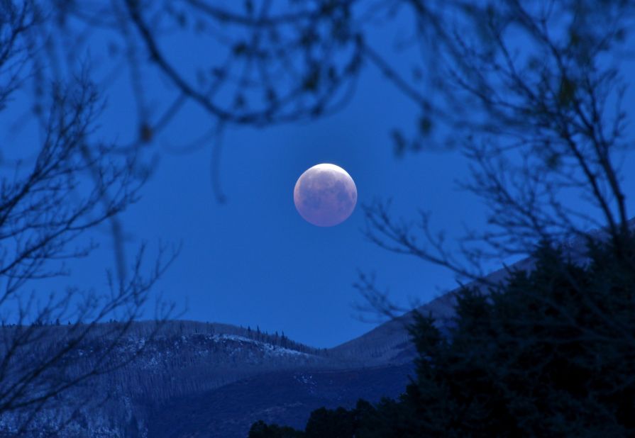 <a href="http://ireport.cnn.com/docs/DOC-1230771">Shannon Chase</a> rose early on Saturday to photograph the total lunar eclipse from her home in Carbondale, Colorado. 