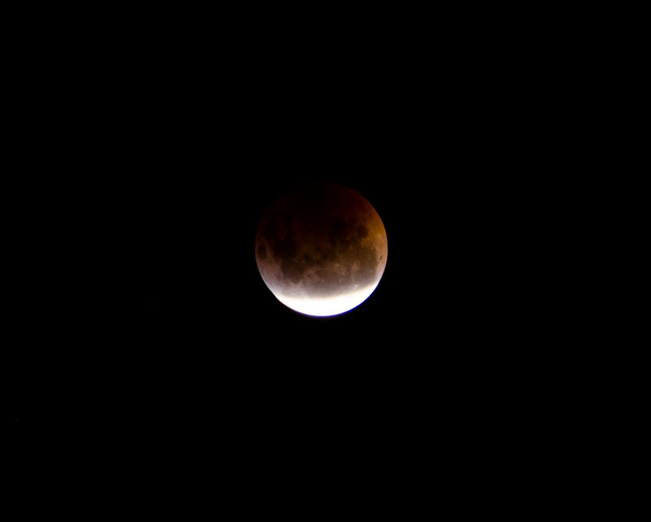 Una brillante luna de sangre se posicionó sobre el balcón del apartamento de Alam Singh en Melbourne, Australia, el 4 de abril. Él se sintió emocionado al tomar estas fotografías porque dijo que normalmente, la ciudad está envuelta en neblina.