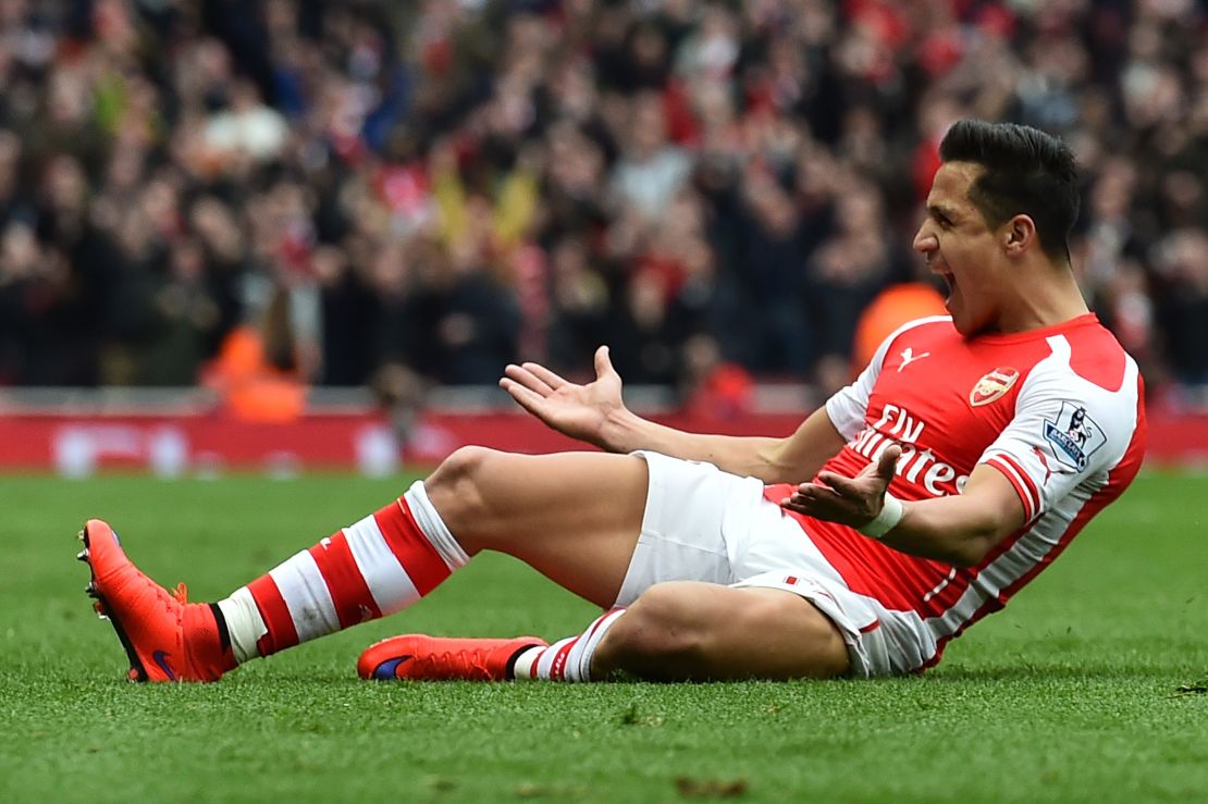 Alexis Sanchez scoers Arsenal's third goal against Liverpool.