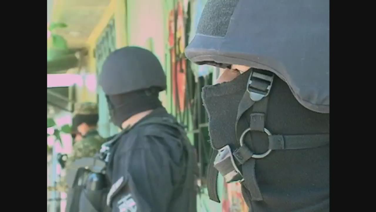 cnnee pkg delcid el salvador policemen killed_00011430.jpg