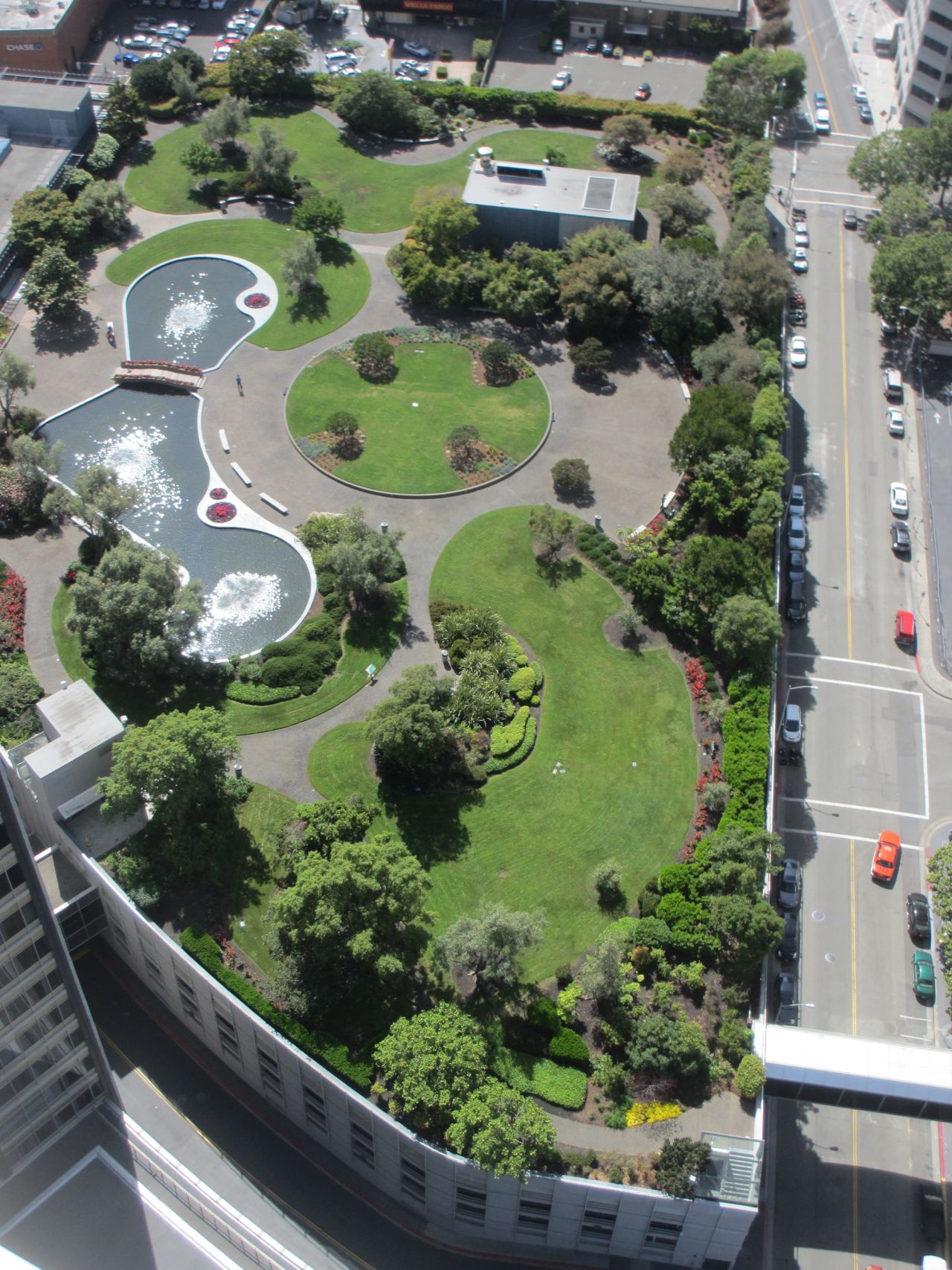 A park atop a car park, Kaiser Roof Garden is an enormous 3.5-acre green space built in the 1960s.