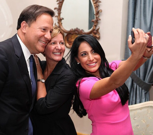 La selfie de Alejandra Oraa con el presidente panameño Juan Carlos Varela y la primera dama Lorena Castillo.
