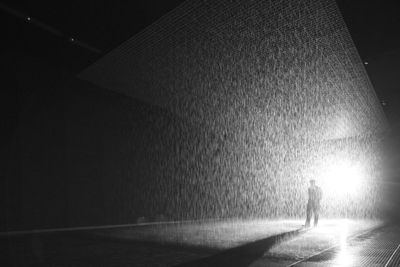 Cameras followed visitors' positions across the room and directed the artificial rain away from their heads, resulting in the unworldly experience of being surrounded, but untouched, by the torrent.