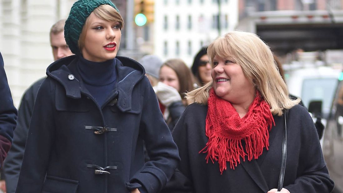 NEW YORK, NY - APRIL 12: Taylor Swift walk sin Tribeca after