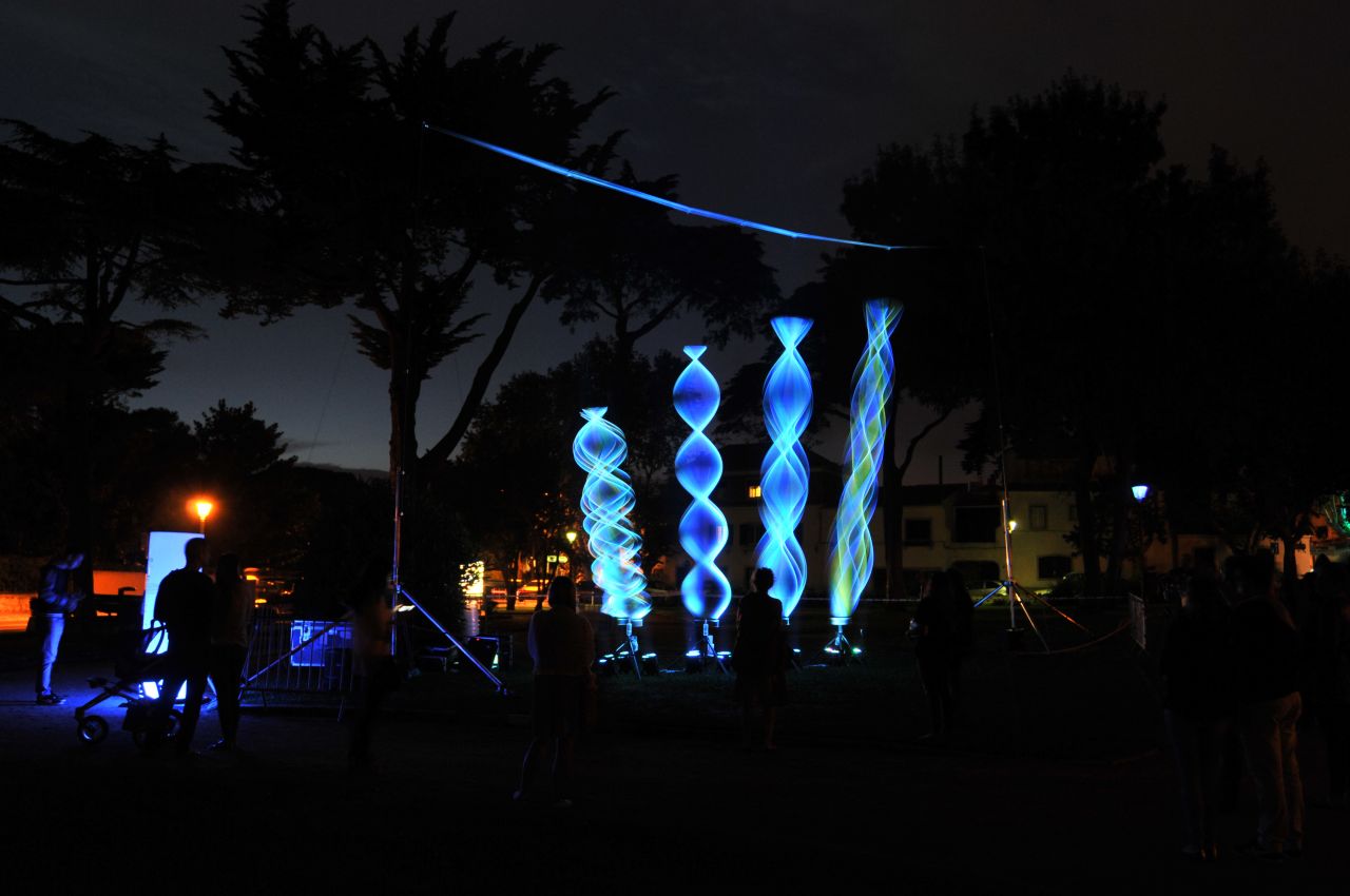 Physicist and light-sculptor <a href="http://www.paulfriedlander.com/" target="_blank" target="_blank">Paul Friedlander </a>creates "three dimensional kinetic bodies" by utilizing tricks of our perception.