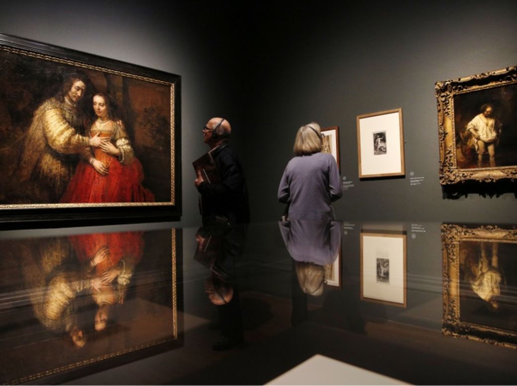 También preocupados por posibles daños a las piezas de arte, los administradores de la Galería Nacional de Arte de Londres prohibieron los 'sticks'.