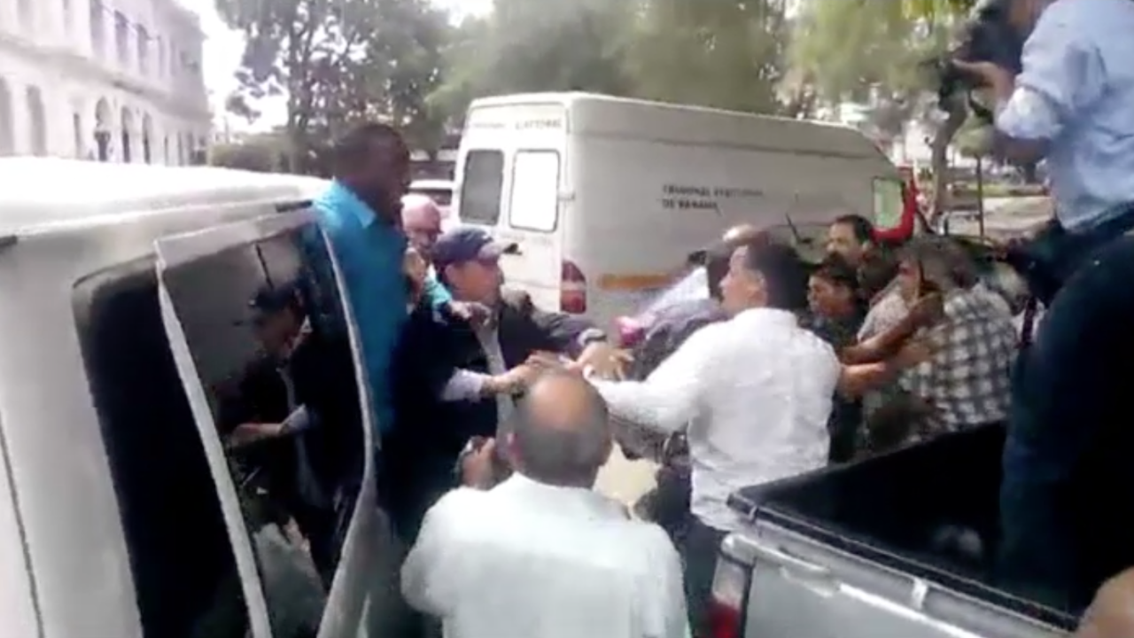 CNNE cnnee cubans fighting in panama city streets summit of the americas