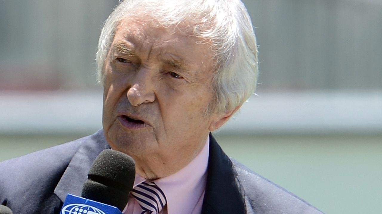 Legendary Australian cricketer and commentator Richie Benaud hosts a talk-show during the lunch break on the fourth day of the third cricket Test match between Australia and Sri Lanka at the Sydney Cricket Ground on January 6, 2013. AFP PHOTO/ MANAN VATSYAYANA IMAGE STRICTLY RESTRICTED TO EDITORIAL USE - STRICTLY NO COMMERCIAL USE (Photo credit should read MANAN VATSYAYANA/AFP/Getty Images)