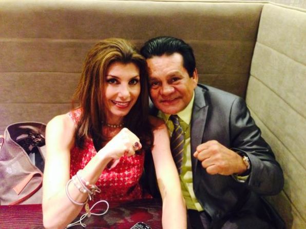 Patricia Janiot con el exboxeador panameño Roberto 'Manos de Piedra' Durán.