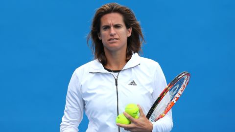 Amelie Mauresmo has announced she is pregnant and will give birth in August.