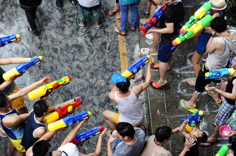 You can fight with water pistols (or in some cases, huge water guns), water buckets (big or small), plastic cups (avoid glass) and even garden hoses. For safety reasons, high pressure guns or hoses are prohibited -- if used, they'll be confiscated and a hefty fine might be issued.<br />Most people on the streets are fair game, but try not to shoot passersby in the eyes, as this is considered dangerous and irritating.<br />