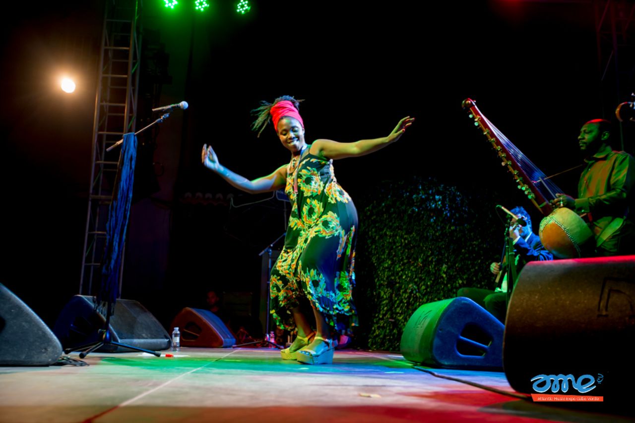 Karyna Gomes, una cantante de soul de Guinea Bissau, baila en el escenario de la AME. 