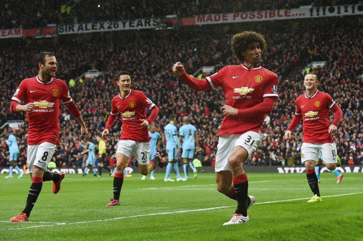 Marouane Fellaini (2nd R) celebrates after putting Manchester United 2-1 ahead in the derby against City at Old Trafford. 