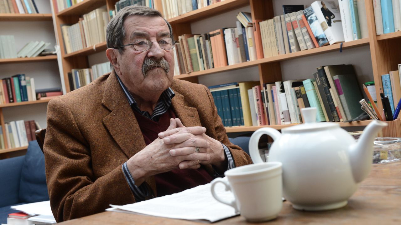 :German Nobel literature laureate Gunter Grass poses for a photo at his house in the northern German town of Behlendorf on April 5, 2012.