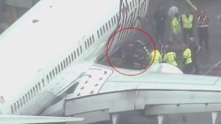 pkg ramp agent trapped alaska air flight_00001512.jpg