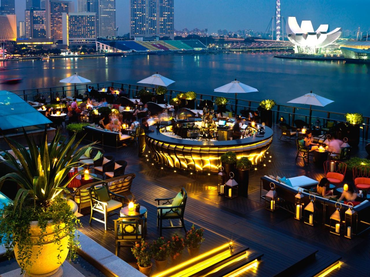 On the fifth floor of the Fullerton Bay Hotel, this<a href="http://www.fullertonbayhotel.com/dining/lantern" target="_blank" target="_blank"> </a>open-air bar features panoramic views over the Marina Bay waterfront and Singapore skyline.