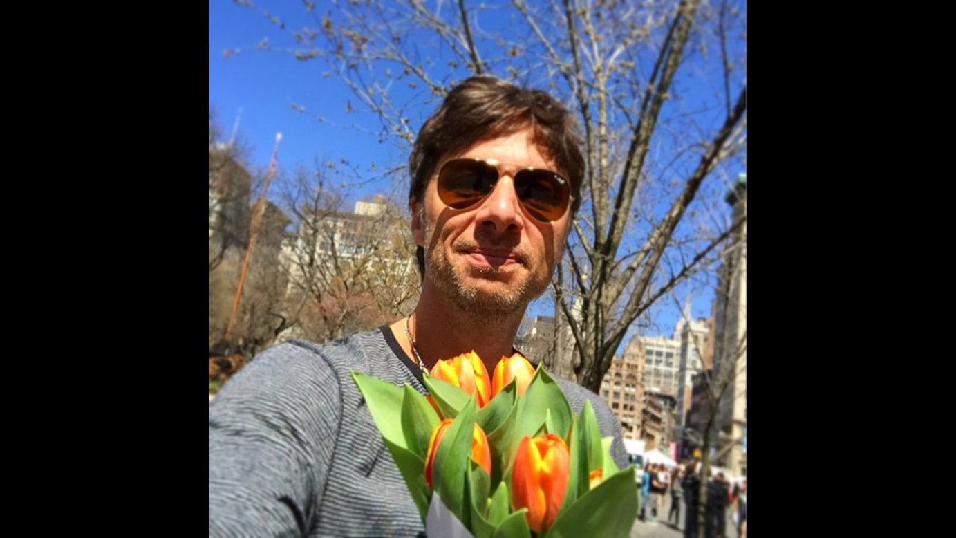 "Spring in Union Square," <a href="https://instagram.com/p/1bNTuTv_Ne/?taken-by=zachbraff" target="_blank" target="_blank">said actor Zach Braff</a> in this selfie he took in New York on Monday, April 13. "I got you these."