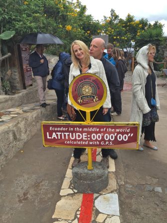 A new tourist site has been created, this one with a red line that marks the planet's division and a sign that proudly declares: "Latitude: 00º 00' 00" calculated with G.P.S.
