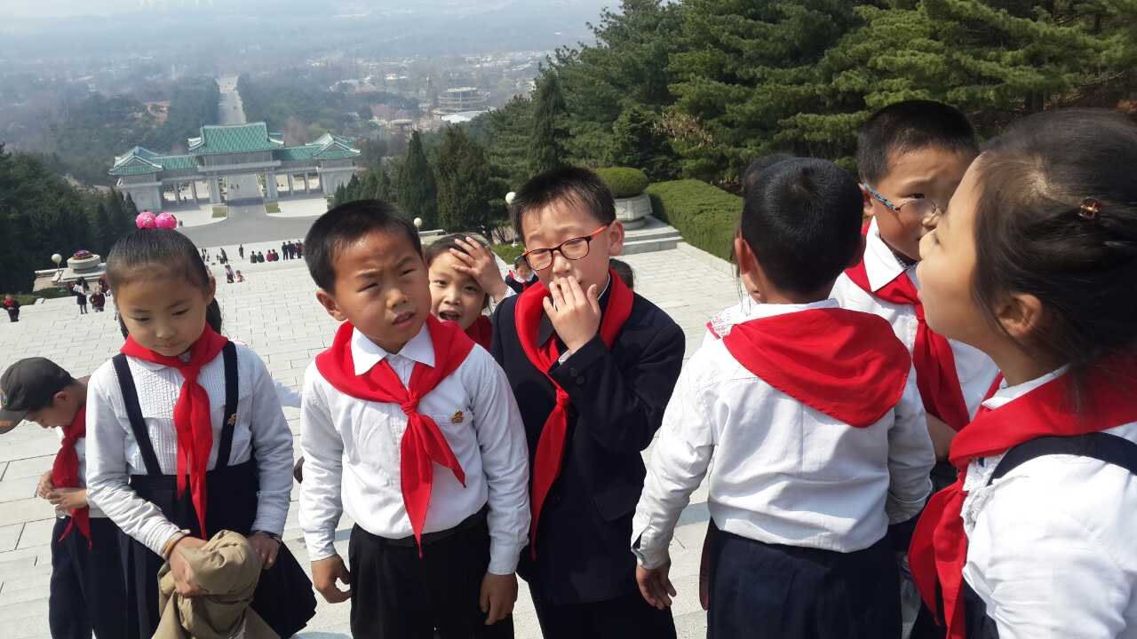 Niños norcoreanos le rinden tributo a Kim II Sung en el Cementerio de los Mártires Revolucionarios. 