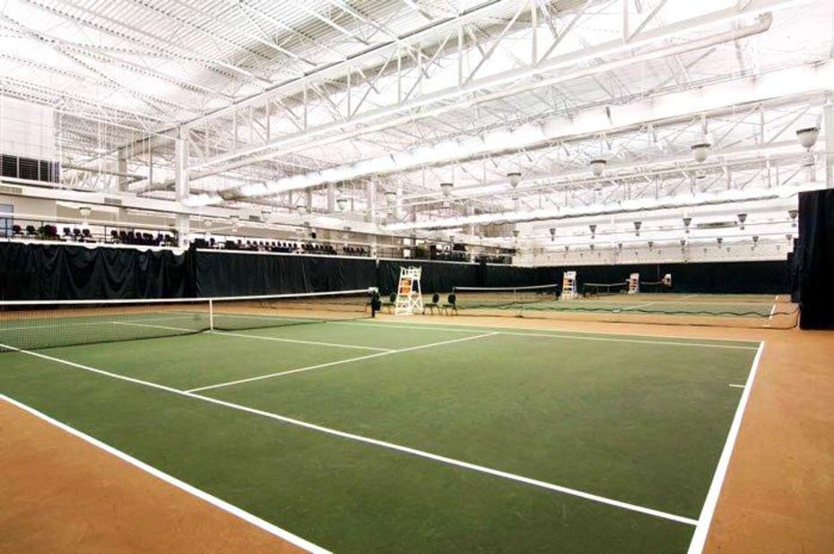 Hilton New Orleans Riverside boasts the city's only air-conditioned tennis courts.