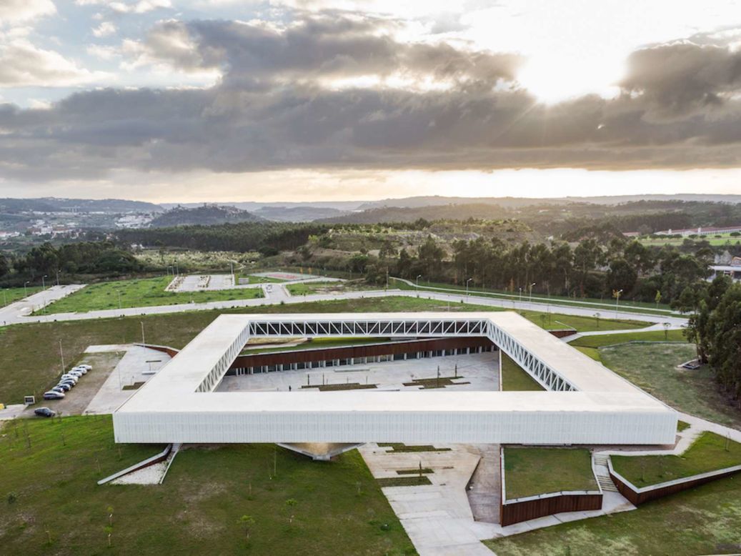 The Óbidos Technological Park sits between Lisbon and Coimbra. It was designed to link academic research with business production, especially in the field of creative industries. "The project for the main building defines an inhabited topography on which a square-shaped ring rests," says design firm Jorge Mealha Arquitecto. 