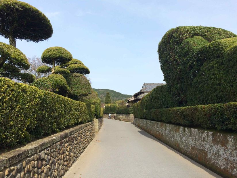 The Chiran Samurai Complex Path's elaborate design was meant to thwart invaders. Stonewalls and hedges allowed residents a clear view outside, but passersby were unable to see inside. The path's many bends allowed local samurai to attack invaders without exposing their positions. 