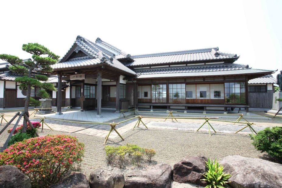 The house of Hitotsumatsu Sadayoshi, a former member of Japan's national parliament, is relatively new. Built in 1929, it incorporates designs from the two eras -- Showa and Edo.