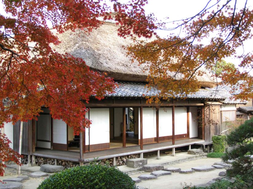 The Ohara Residence was home to chief retainers of the Matsudaira clan. It's characterized by its straw-thatched roof and circuit-style garden.