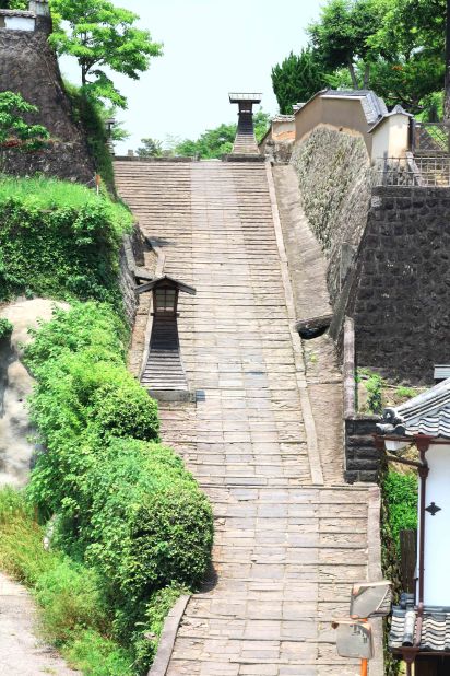 Kitsuki is also known for its elegant sloping paths linking the samurai districts with the merchant town. 
