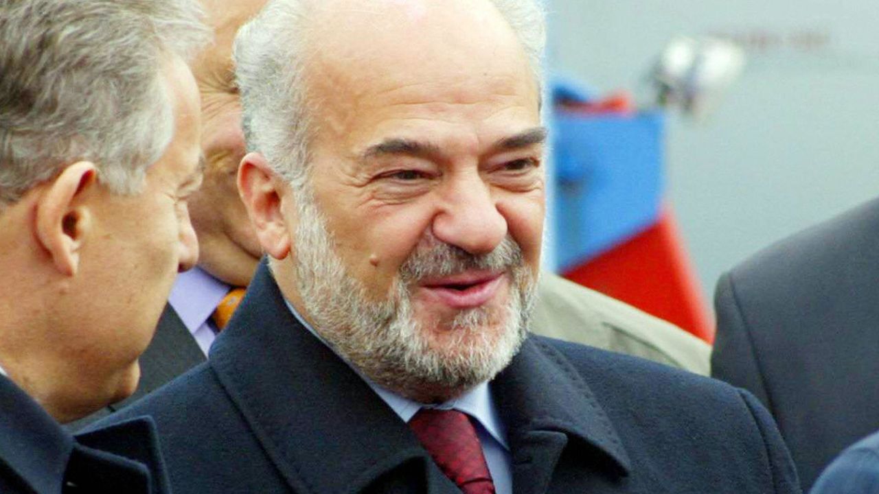 Iraqi Prime Minister Ibrahim al-Jaafari (C) shakes hands with officials upon his arrival at Ankara's airport, February 28,  2006. 