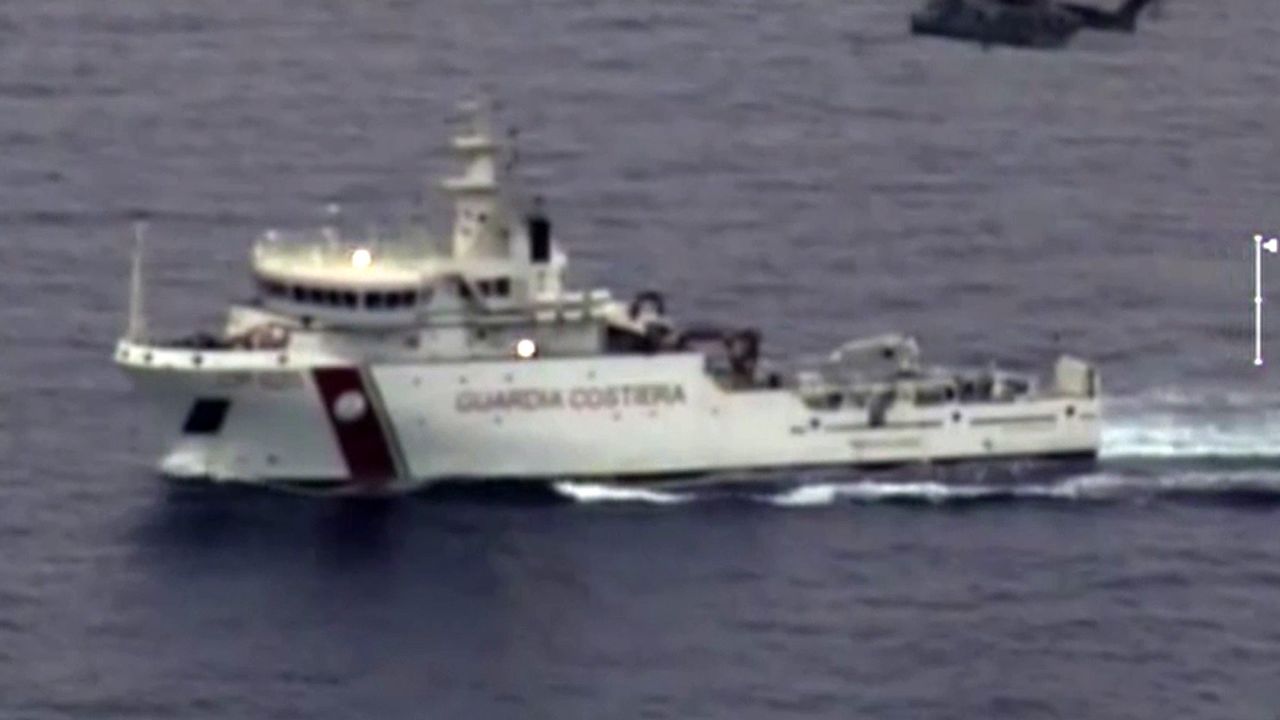 In this video grab released by the Italian Coast Guards (Guardia Costiera) on April 19, 2015 an helicopter and a ship take part in a rescue operation off the coast of Sicily following a shipwreck last night. Rescuers at the scene of a Mediterranean shipwreck feared to have claimed 700 lives are searching for survivors amongst corpses floating in the water, Malta's Prime Minister Joseph Muscat said. Italy's coastguard said 28 people were known so far to have survived the overnight capsize of a packed fishing boat that was attempting to smuggle hundreds of migrants from Libya to Italy. The coastguard said 24 bodies had been recovered so far.
AFP PHOTO / HO
= RESTRICTED TO EDITORIAL USE - MANDATORY CREDIT "AFP PHOTO / GUARDIA COSTIERA" - NO MARKETING NO ADVERTISING CAMPAIGNS - DISTRIBUTED AS A SERVICE T