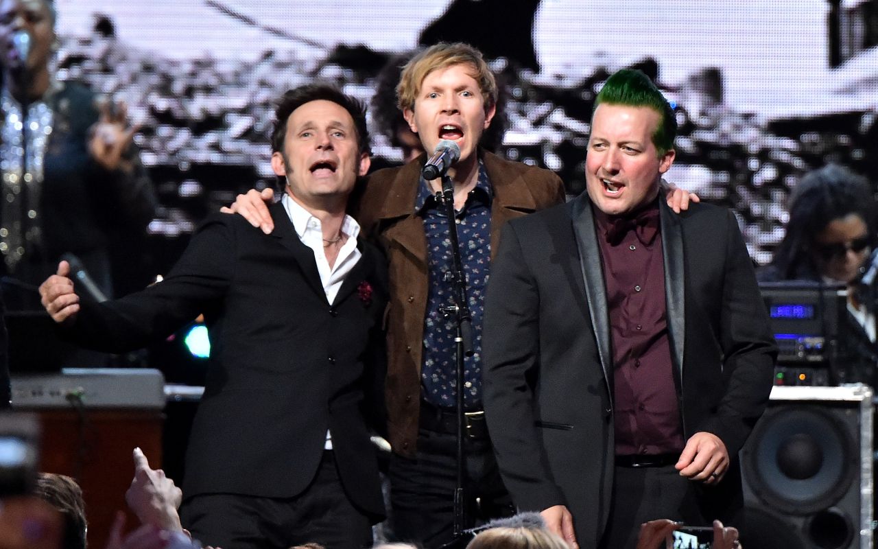Green Day bandmates Mike Dirnt, left, and Tre Cool, right, performed with simger-songwriter Beck during induction ceremony.