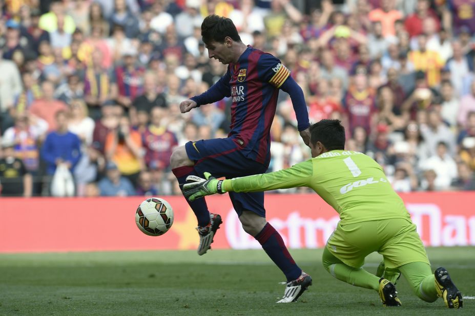 Messi scores in the final minute to double Barcelona's lead in a 2-0 La Liga win over Valencia. It was his 400th goal in the Catalan club's colors.