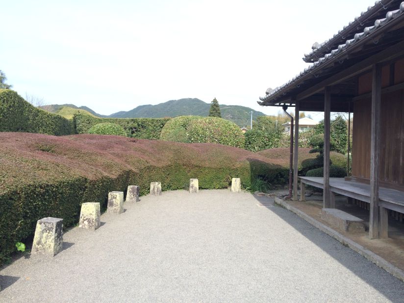 This garden at the Hirayama Ryoichi Residence is unique for its lack of stone arrangement, instead employing trimmed shrubs shaped like a mountain range with three peaks. 