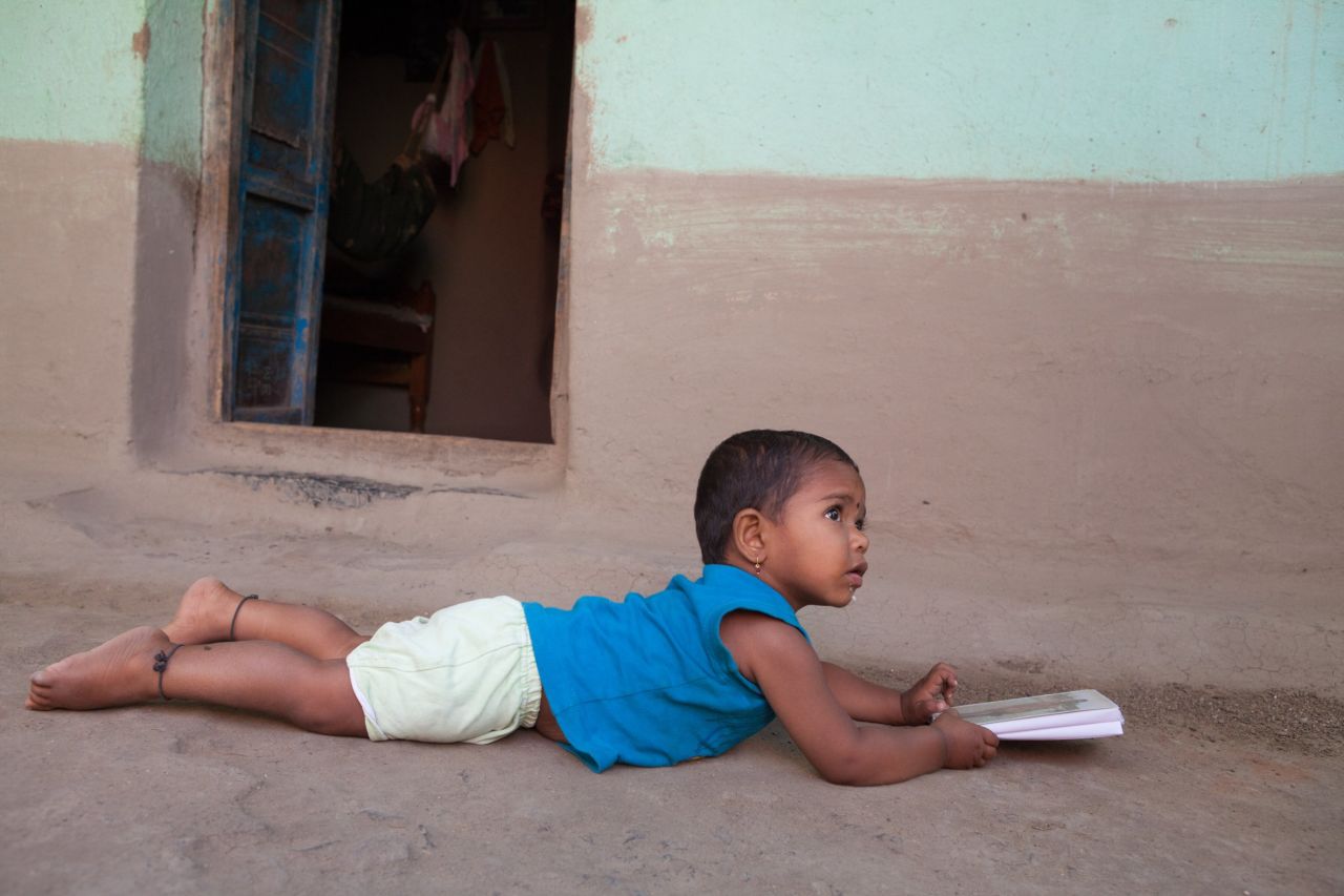 Baby Kanhaiya looks at an album containing photographs of his father. His mother says he often wonders where his father is. When he sees his pictures, he calls out for his father and cries for him. It feels terrible, Yogita says.