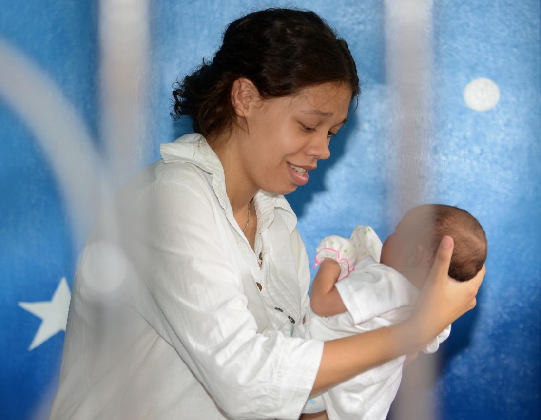 Heather Mack holds her baby inside a holding cell before her trial at Denpasar court on Bali island on April 7, 2015.