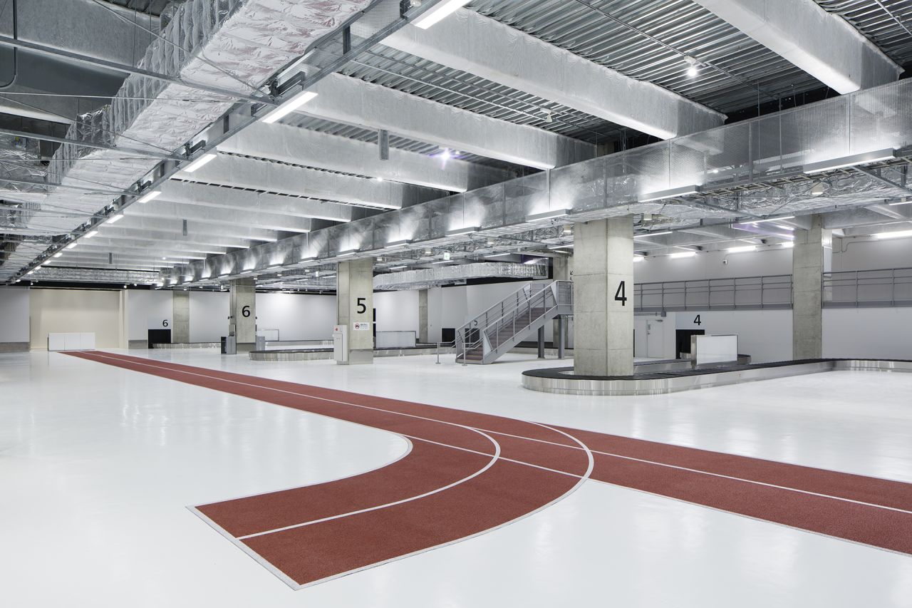 Central to the project is avoiding the disorientation common to large terminal buildings: giving travelers an easy-to-follow marking to follow to their destination, while maintaining a sense of holidaytime fun.