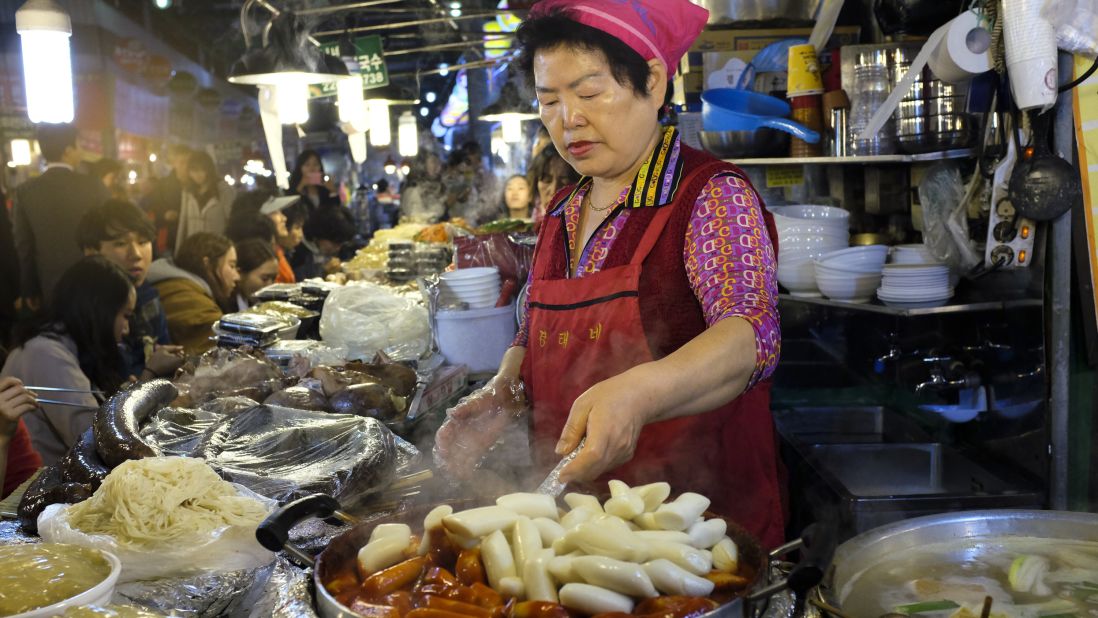 In the shadow of Seoul's space-age skyscrapers is the Gwangjang Market, a sprawling mini-city of food stalls that hasn't changed much since the 1950s. Here, Tony finds some of the best street food.