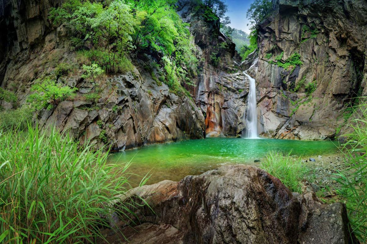 <strong>​Sambuyeon Falls: </strong>Legend has it that a dragon once flew out from this 20-meter-high waterfall in the Gangwon Province -- that's why the name of the nearby village Yonghwadong begins with the character for dragon. 