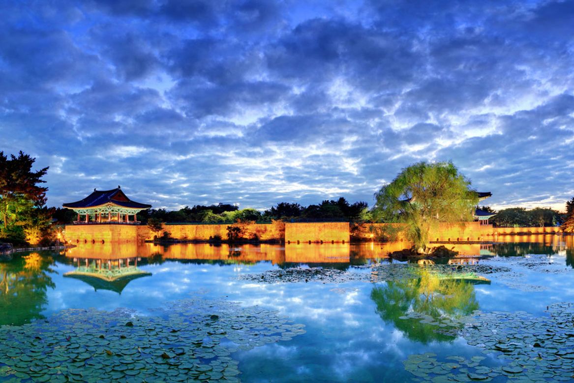 <strong>​Anapji Pond: </strong>Built in the year 674 during the Silla Dynasty, this beautiful circular pond in North Gyeongsang Province was originally constructed inside a fortress that was later destroyed.