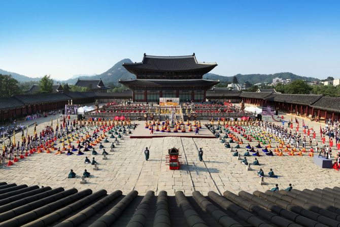 <strong>Geunjeongjeon, Gyeongbokgung: </strong>​Important state affairs were once conducted in the Geunjeongjeon, the Throne Hall of Gyeongbokgung Palace in Jongno-gu, Seoul. The welcome ceremony depicted in this photo was held in honor of the<a href="index.php?page=&url=http%3A%2F%2Fwww.koreaherald.com%2Fview.php%3Fud%3D20110612000269" target="_blank" target="_blank"> historic return of Korean royal books</a> that had been looted by the French military 145 years before. 