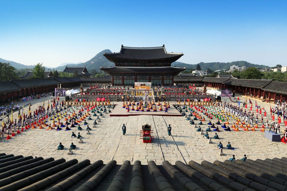 <strong>Geunjeongjeon, Gyeongbokgung: </strong>​Important state affairs were once conducted in the Geunjeongjeon, the Throne Hall of Gyeongbokgung Palace in Jongno-gu, Seoul. The welcome ceremony depicted in this photo was held in honor of the<a href="http://www.koreaherald.com/view.php?ud=20110612000269" target="_blank" target="_blank"> historic return of Korean royal books</a> that had been looted by the French military 145 years before. 