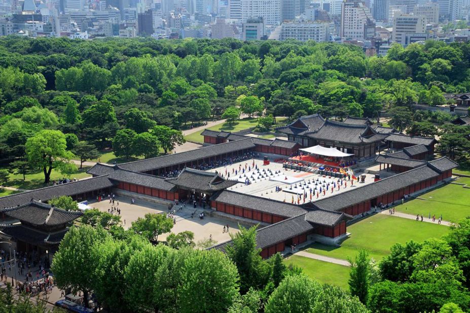 <strong>Changgyeonggung: </strong>Built in 1483 by King Sejong, Changyeonggung was ​typically used as the residential palace for queens and concubines of the Joseon Dynasty.  Admission tickets can also be used at Seoul's four palaces, Deoksugung, Gyeongbokgung and Changdeokgung, as well as the Jongmyo shrine.