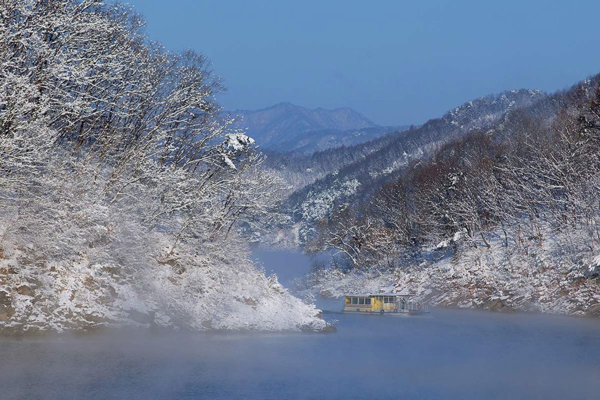 <strong>Soyang Lake: </strong>Soyang Lake's nickname is "sea on land." It owes its existence to Soyang Dam, Asia's largest rock-fill dam. A hotspot for ice-fishing, the lake in Gangwon Province is known for its tranquility and exquisite scenery. 