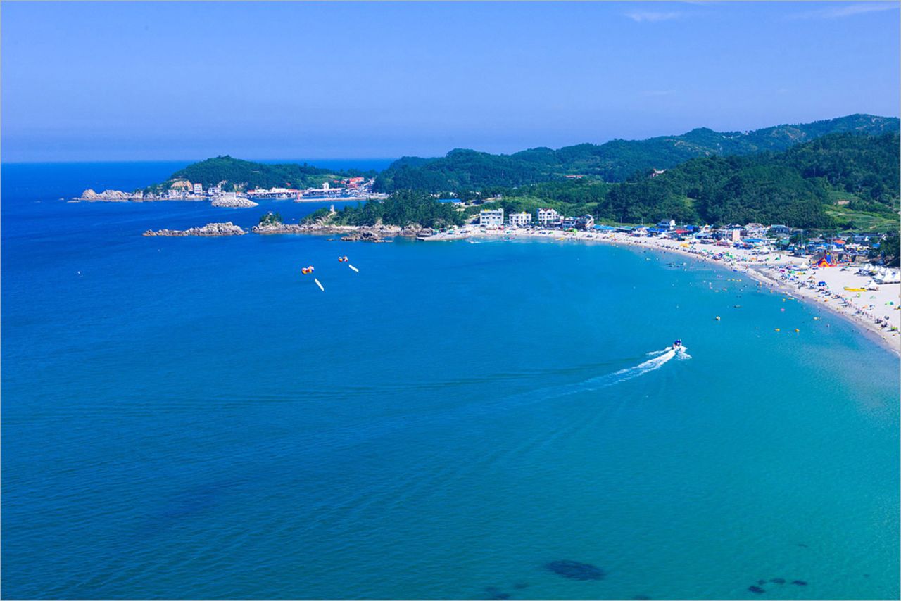 <strong>Yonghwa Beach: </strong>This Samcheok city beach has a fragrant pine forest and a stream running alongside it, making for a shaded happy holiday with the choice of playing in seawater or freshwater. 